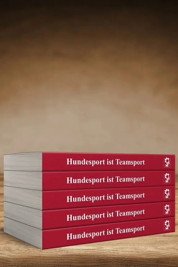 Buch "Hundesport ist Teamsport" - Bücherstapel auf Bücherregal
