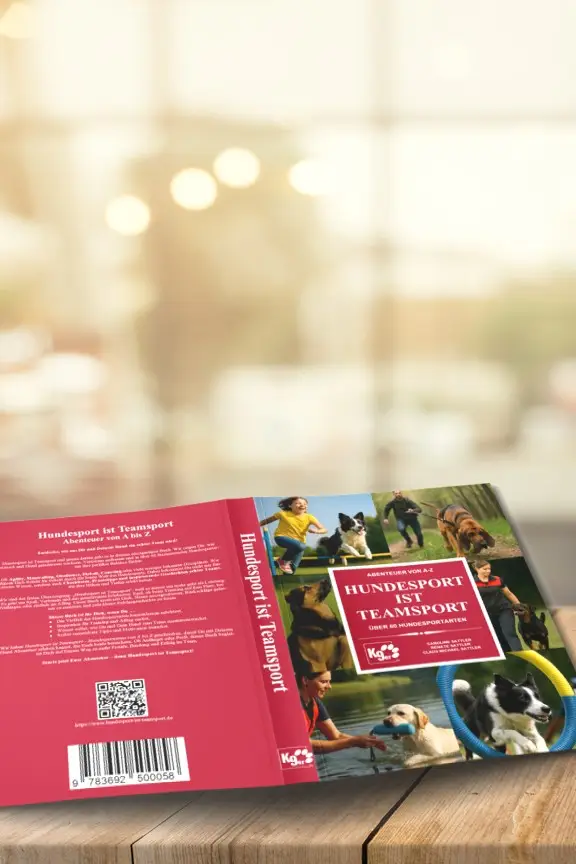 Buch "Hundesport ist Teamsport" - aufgeschlagen auf Tisch